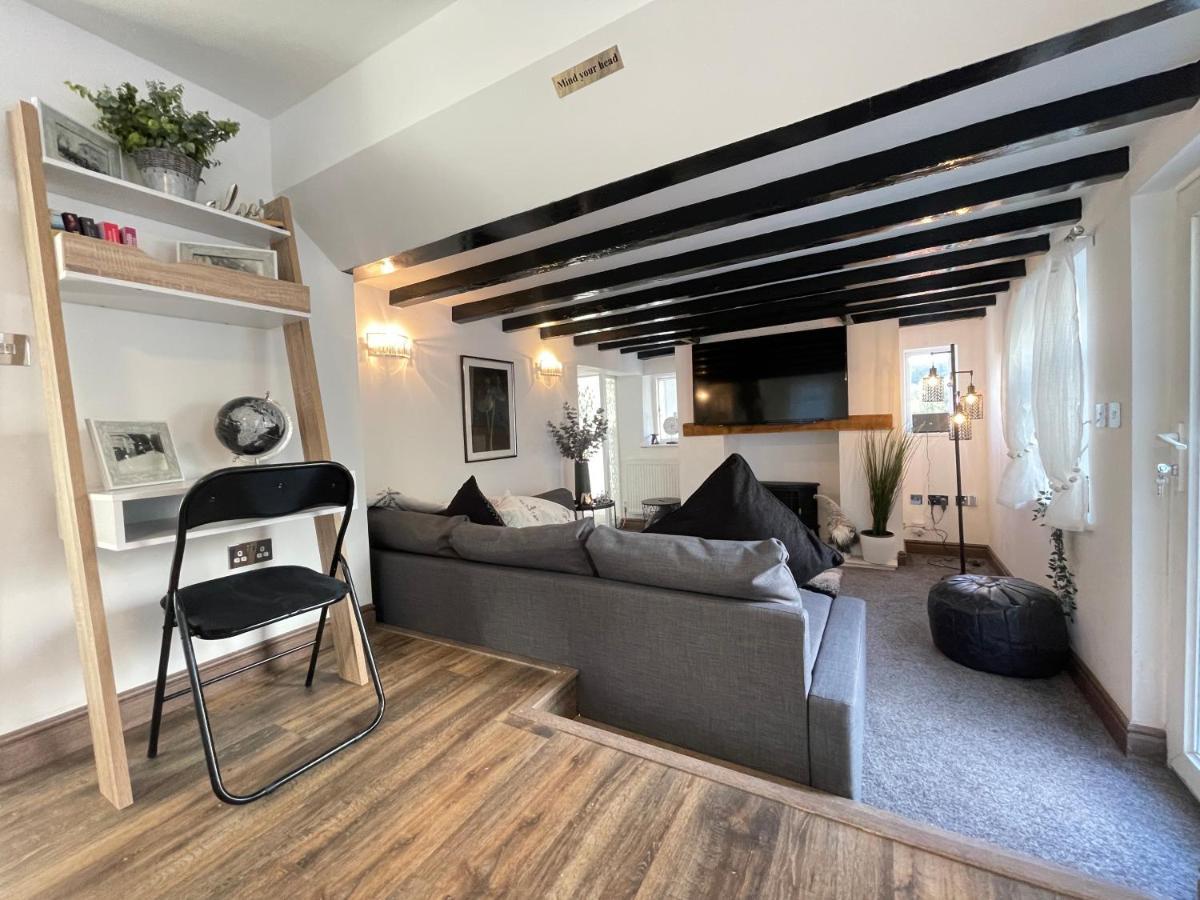 Tollgate House - Luxury Cozy Cottage - Huge Hot Tub - Alton Towers Чідл Екстер'єр фото