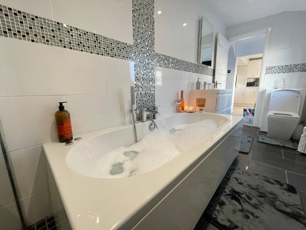 Tollgate House - Luxury Cozy Cottage - Huge Hot Tub - Alton Towers Чідл Екстер'єр фото