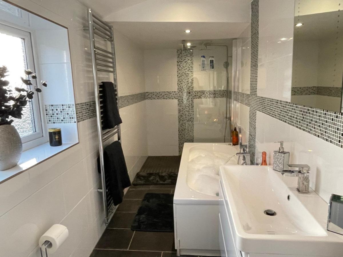 Tollgate House - Luxury Cozy Cottage - Huge Hot Tub - Alton Towers Чідл Екстер'єр фото