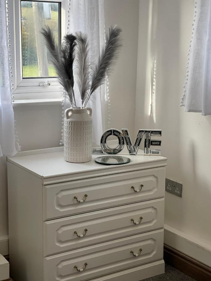 Tollgate House - Luxury Cozy Cottage - Huge Hot Tub - Alton Towers Чідл Екстер'єр фото