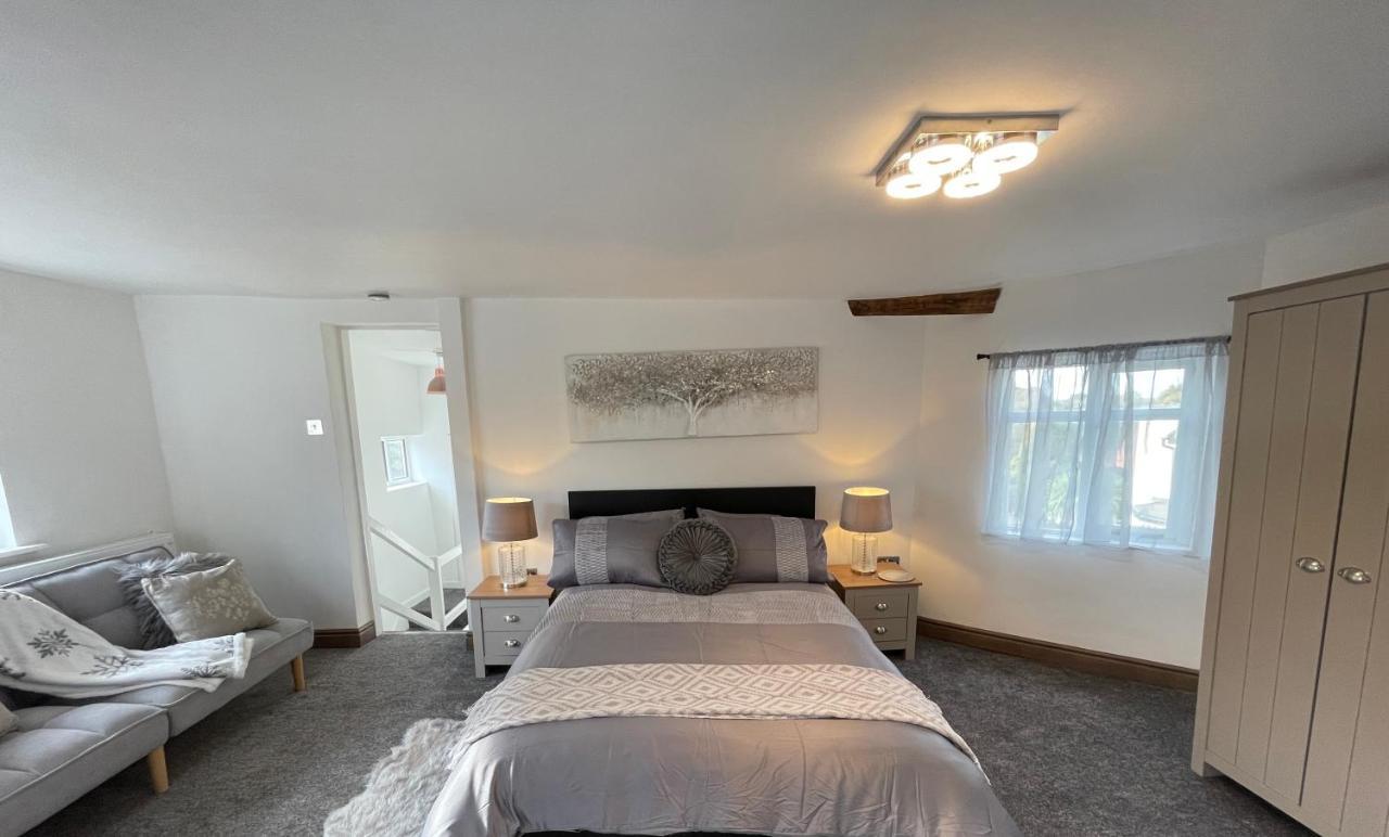 Tollgate House - Luxury Cozy Cottage - Huge Hot Tub - Alton Towers Чідл Екстер'єр фото