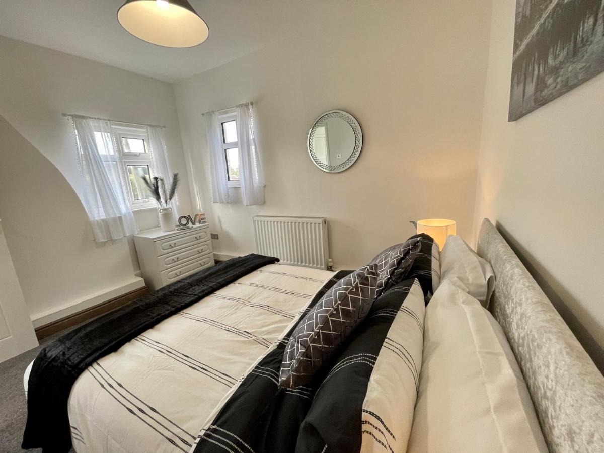 Tollgate House - Luxury Cozy Cottage - Huge Hot Tub - Alton Towers Чідл Екстер'єр фото