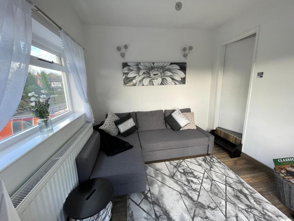 Tollgate House - Luxury Cozy Cottage - Huge Hot Tub - Alton Towers Чідл Екстер'єр фото